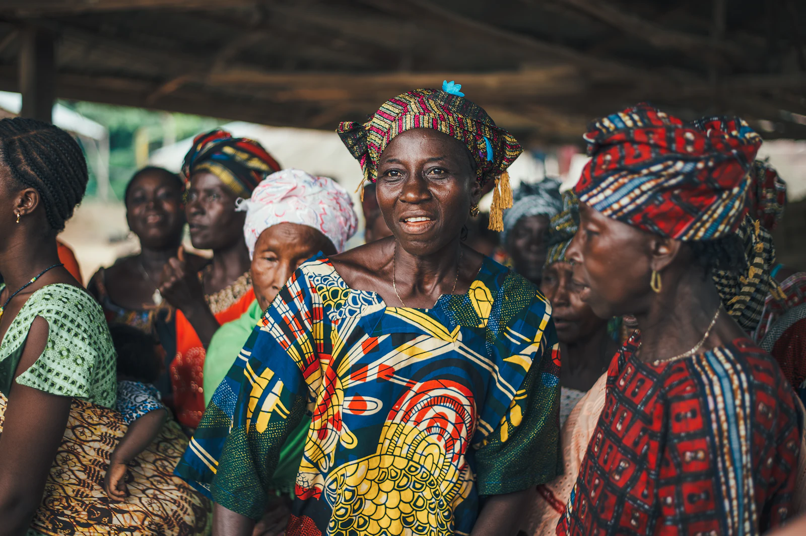 Des femmes réunies en groupe, en pagnes colorés